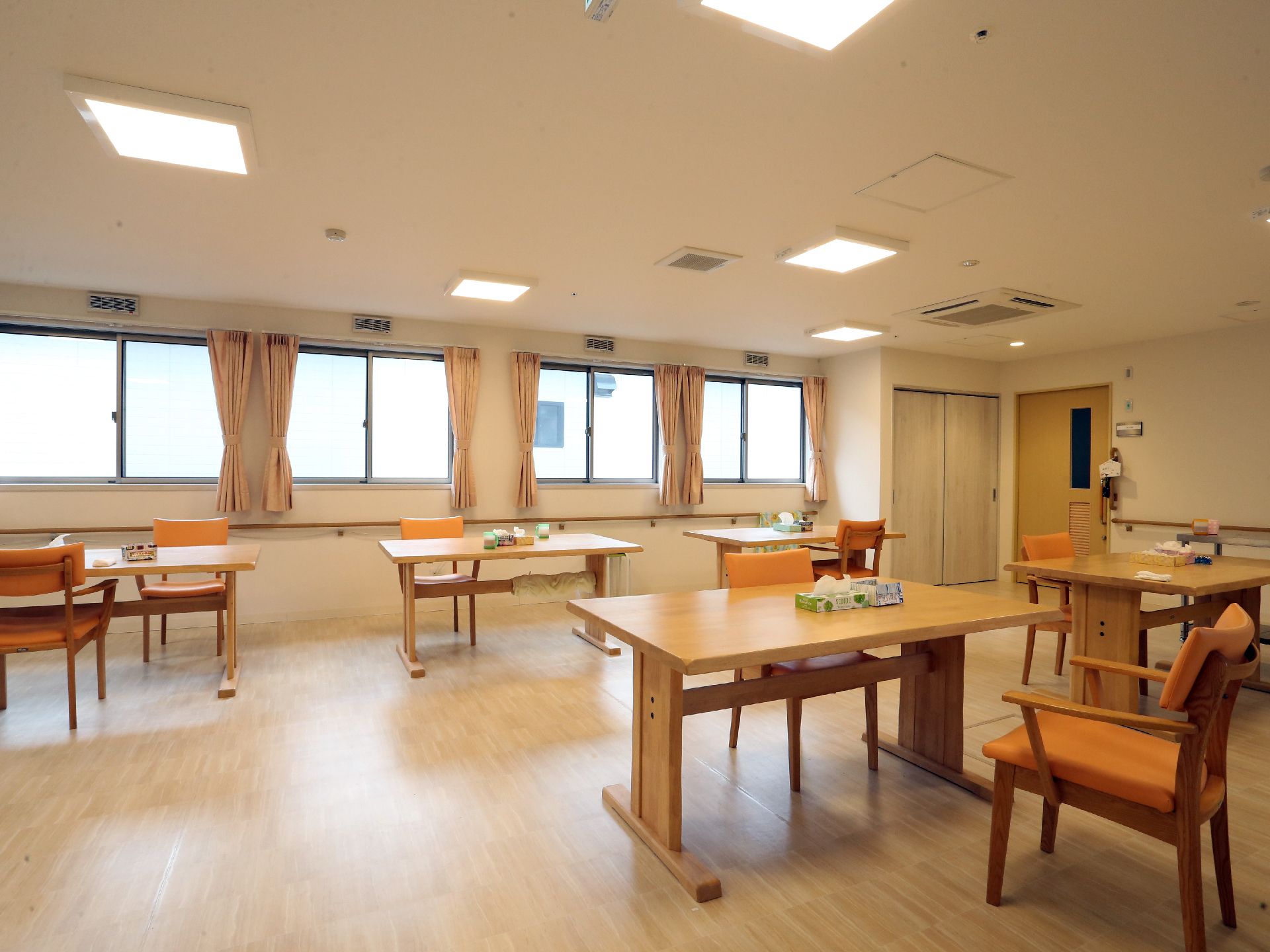 食堂では食事をするだけではなく、談話室も兼ねており、季節の行事ごとや利用者によるイベントなどにも使用される。