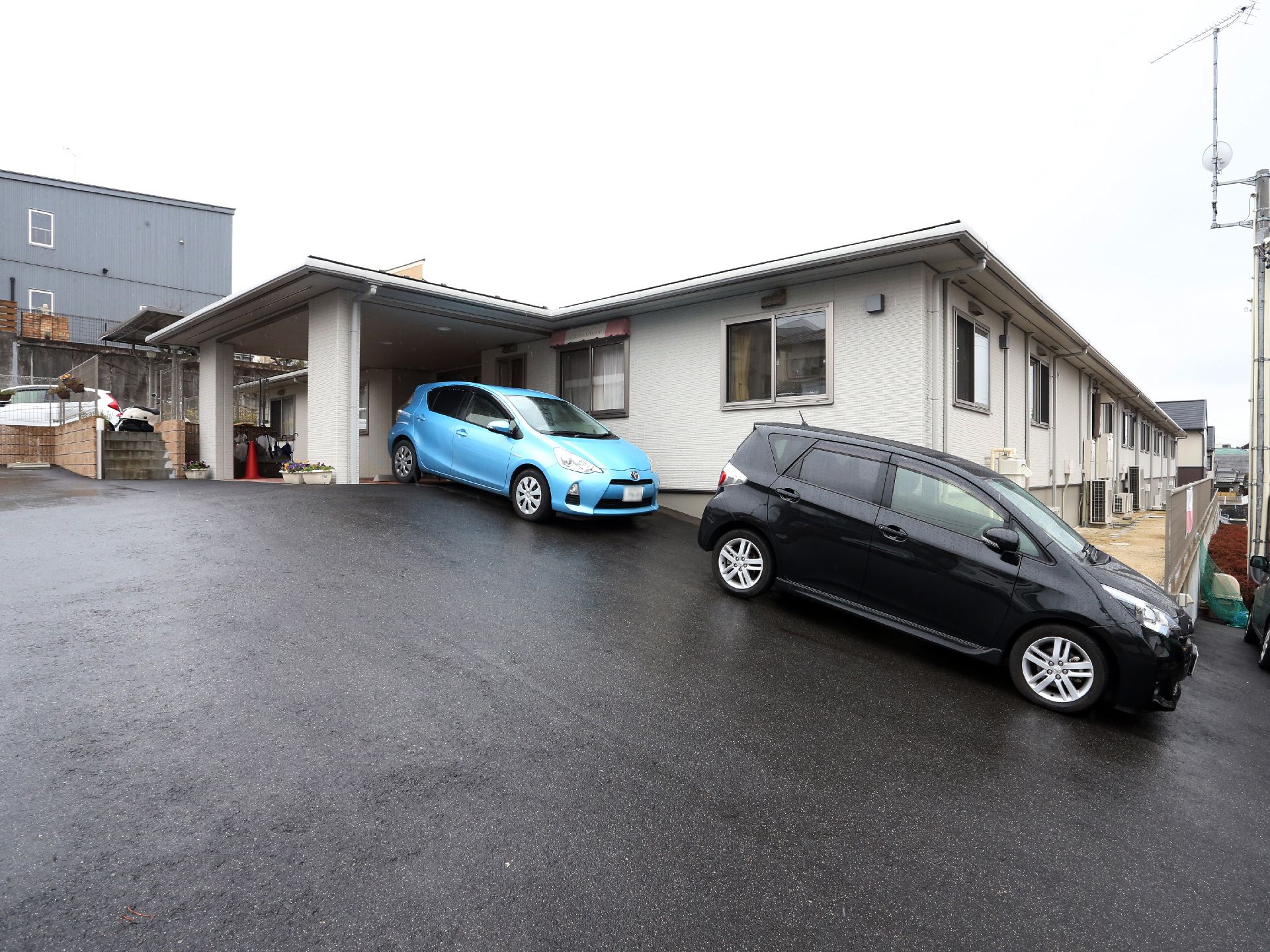 1階建ての建物は、大きな平屋のように見える。駐車場も完備しており、来訪者が車で来ることができる。周囲に溶け込んでいる。