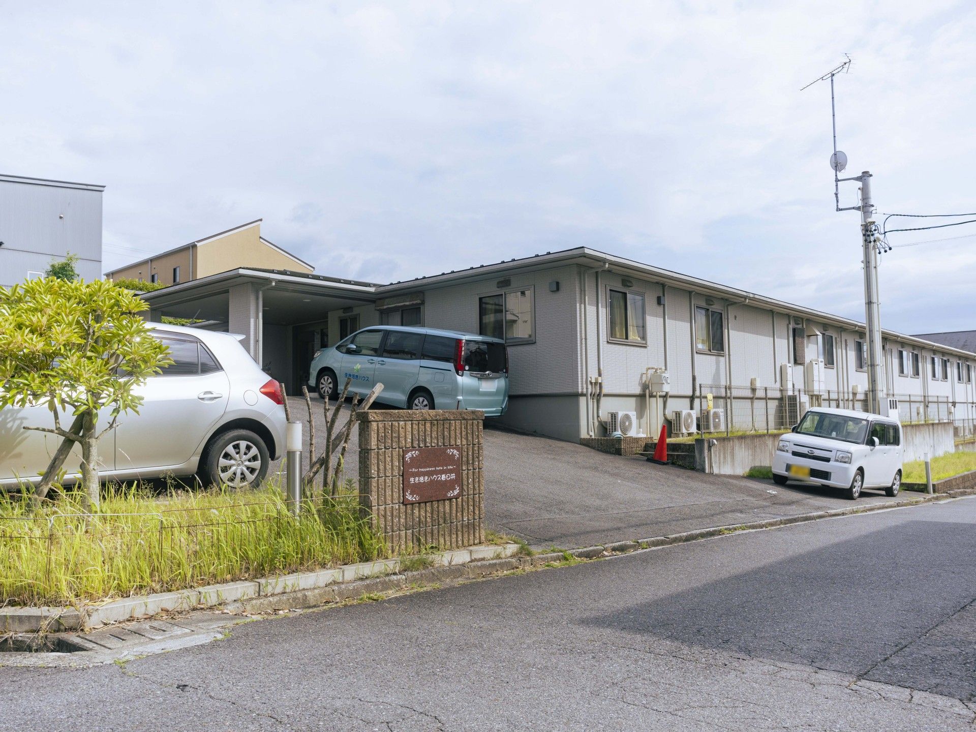 駐車場のある建物外観