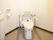 便器の両側に手すりが配置されているトイレの様子。広めのスペース