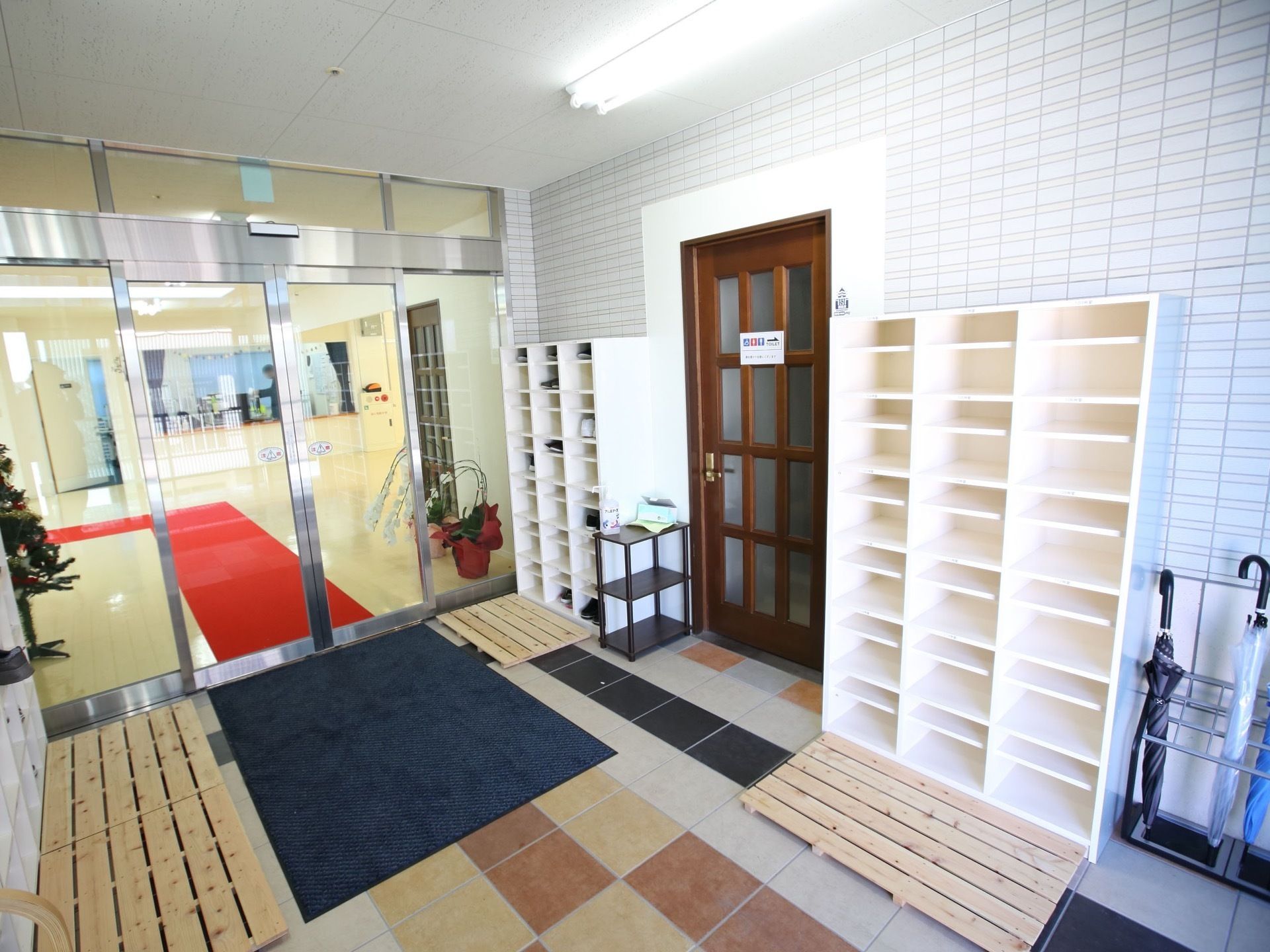 玄関は二重構造になっている。外玄関を入った所の土間の両側に多くの仕切りのある白色の靴棚が設置されている。