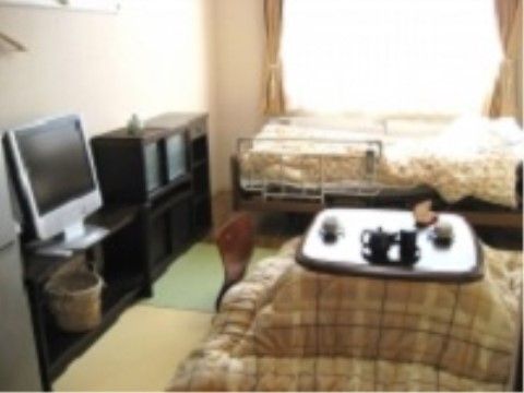 ラ・ナシカ あさりの居室。介護ベッドやTVなどを完備している。