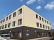 青空の下の建物外観
