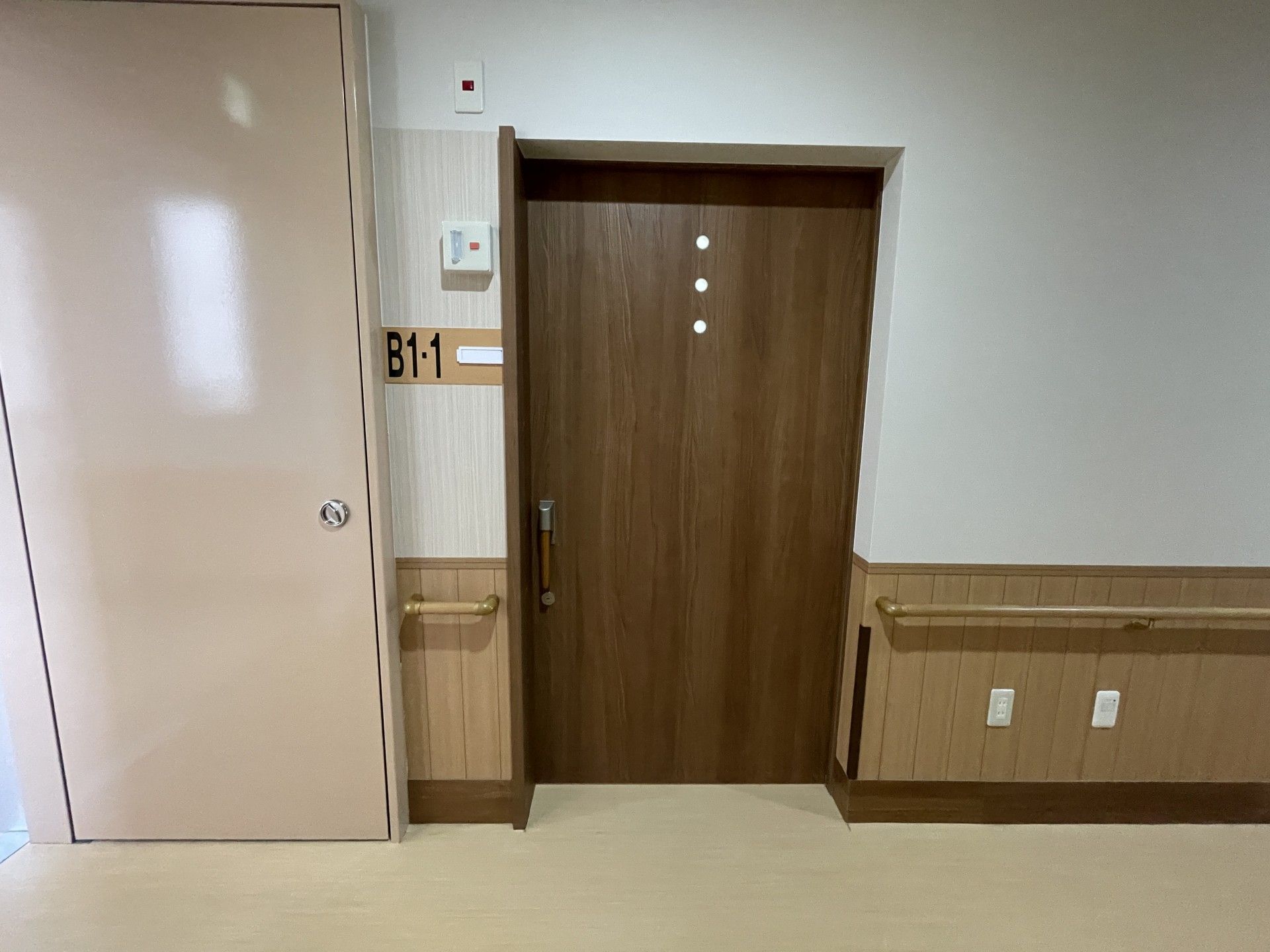 ゆったりとした廊下の出入口