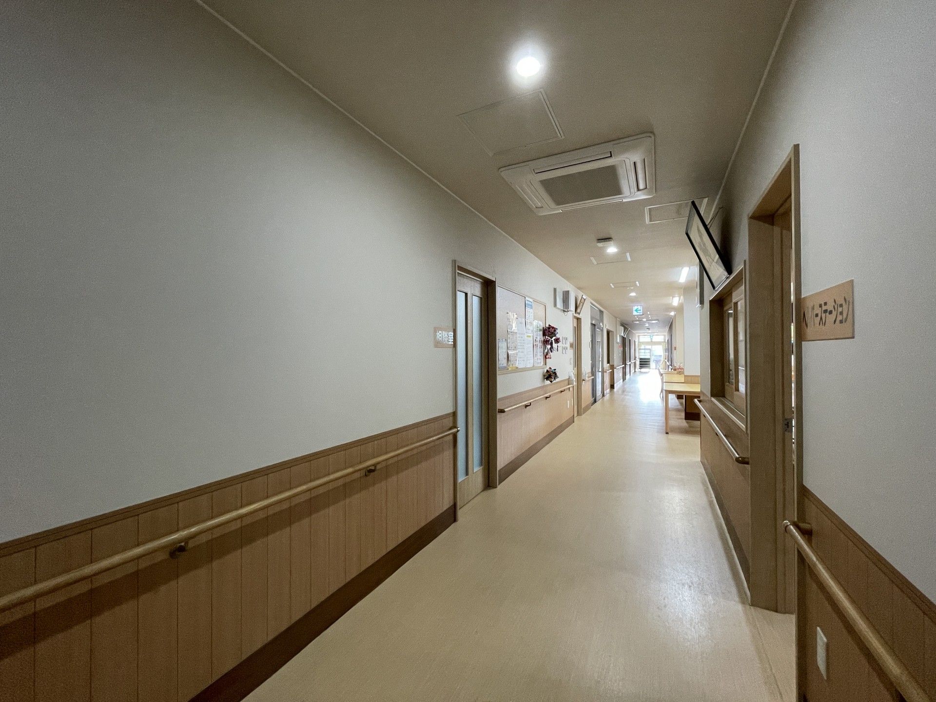 明るく広い廊下