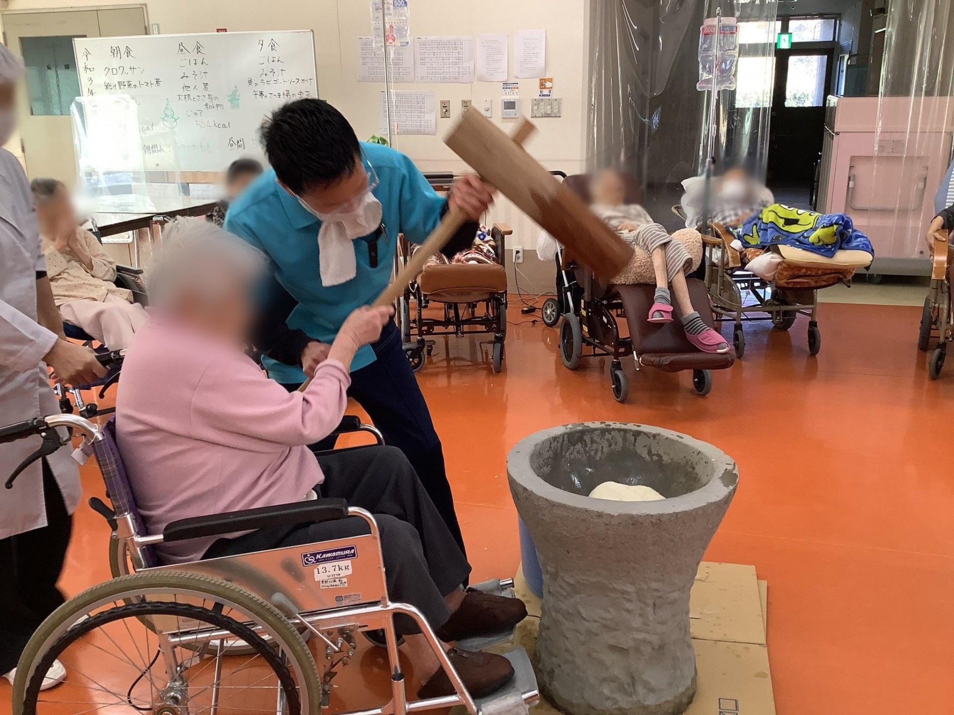 餅つきを楽しむ様子