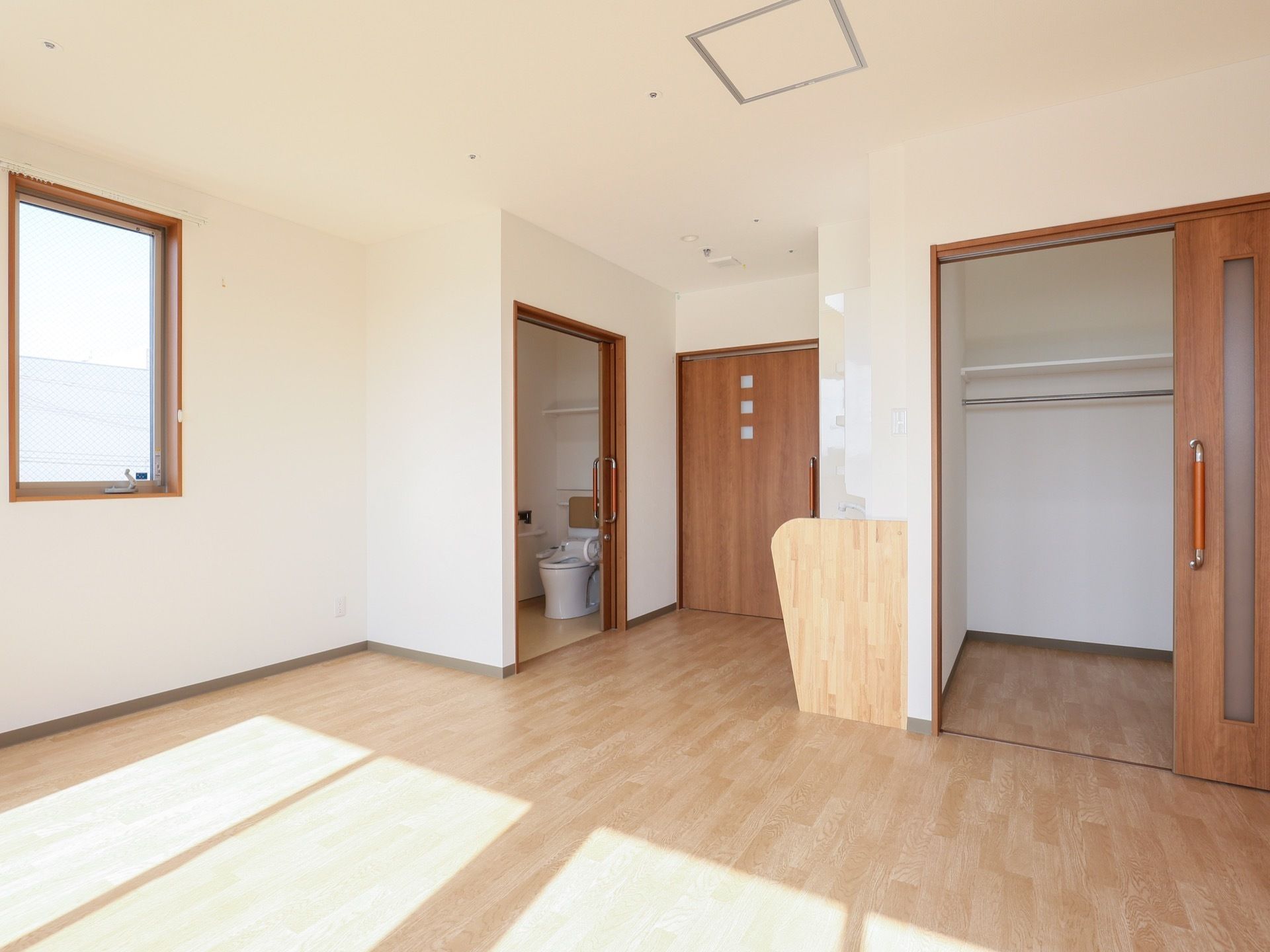 居室の床はフローリングのようなリノリウムになっており、トイレやウォークインクローゼットが備えてある。