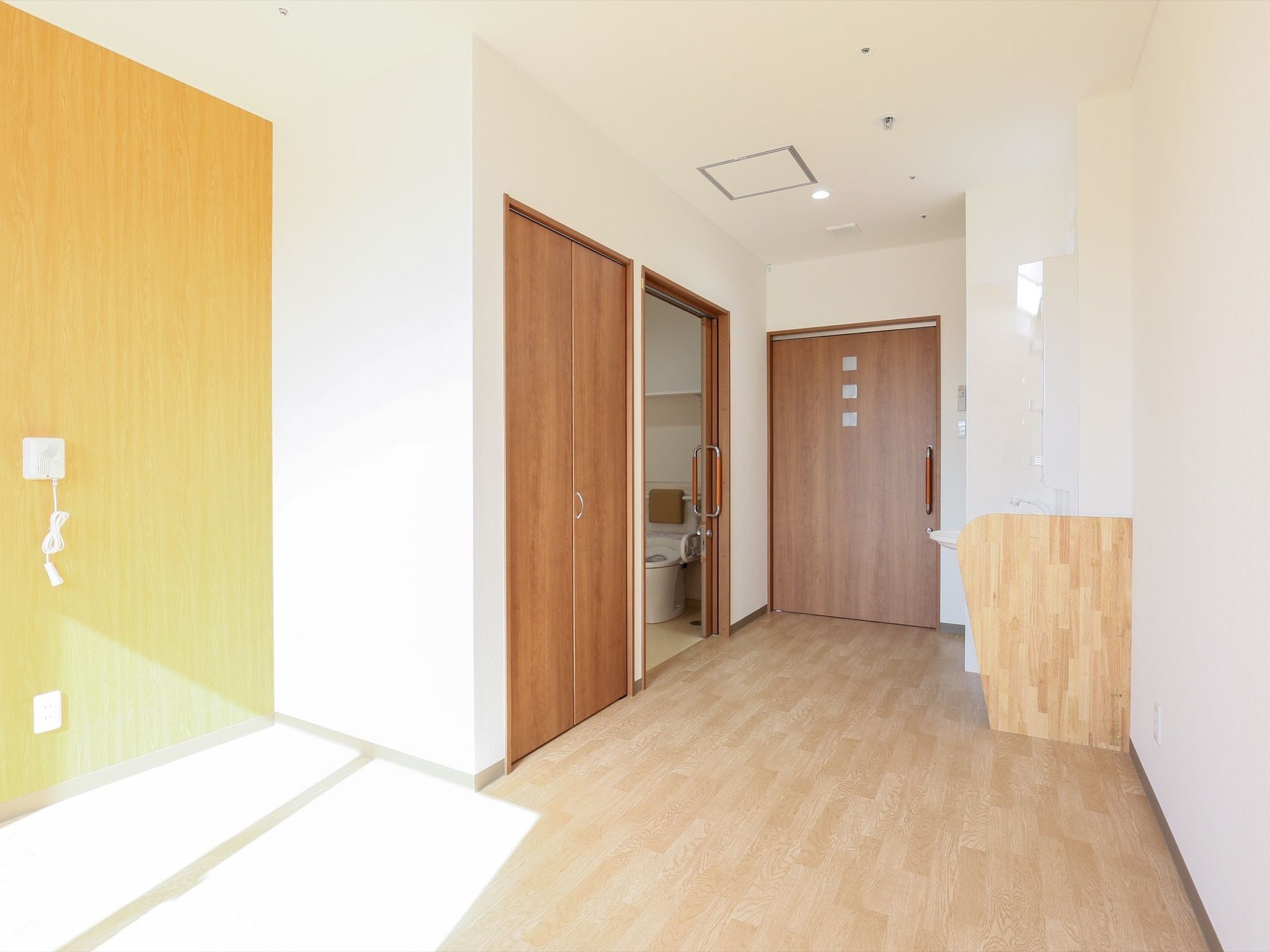 居室にはクローゼット、洗面台、トイレが完備されている。室内は窓から入る陽の光により明るくなっている。