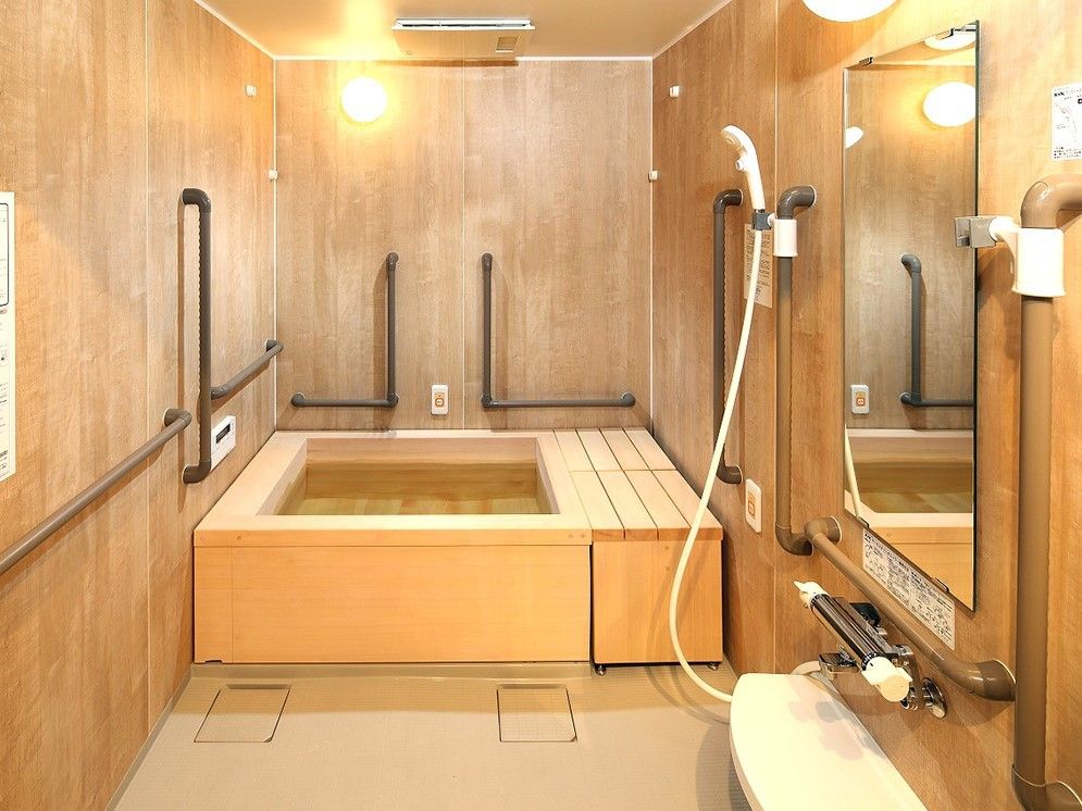 木目を基調とした壁面に、個人浴室が設置された木がメインの浴室