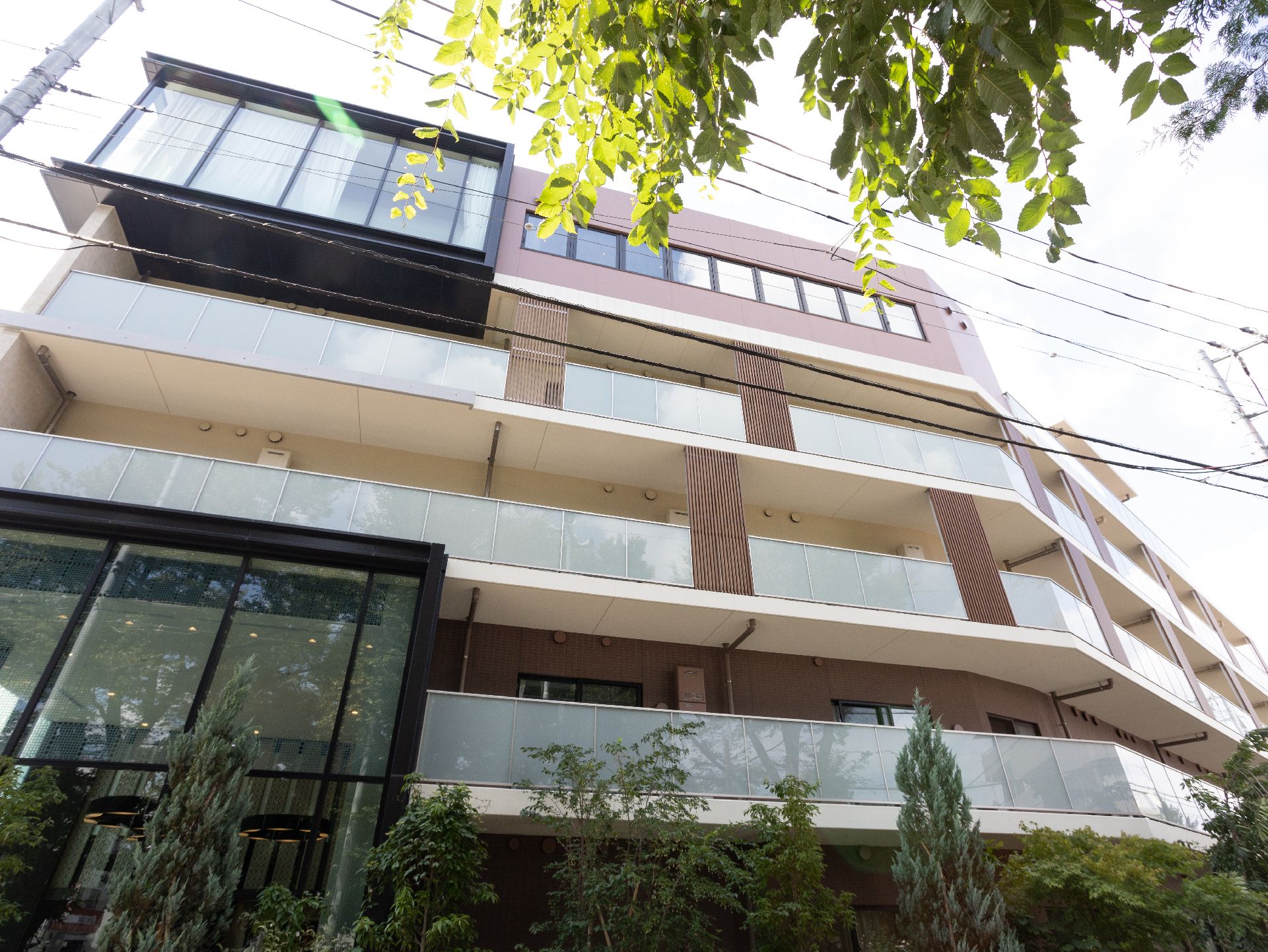 ４階建てであり、入り口まで段差をできるだけ排除した外観