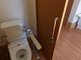 介護施設内のトイレと廊下