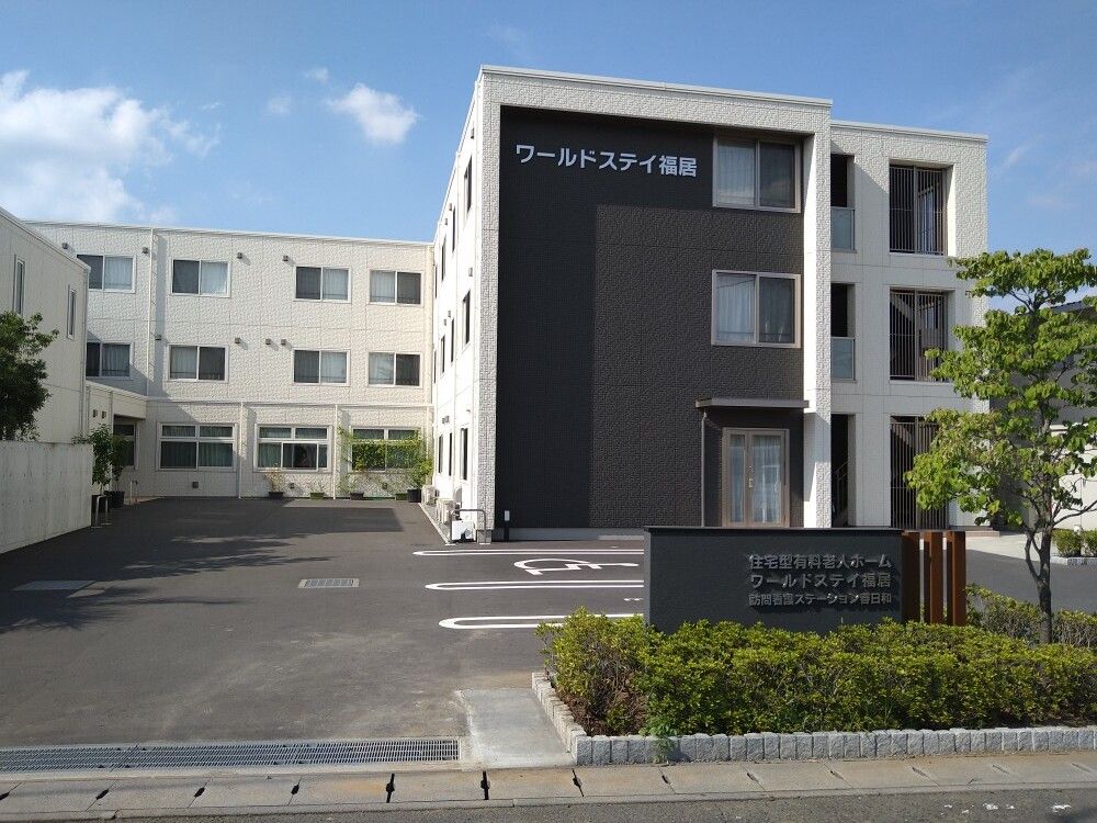 白黒の建物の外観