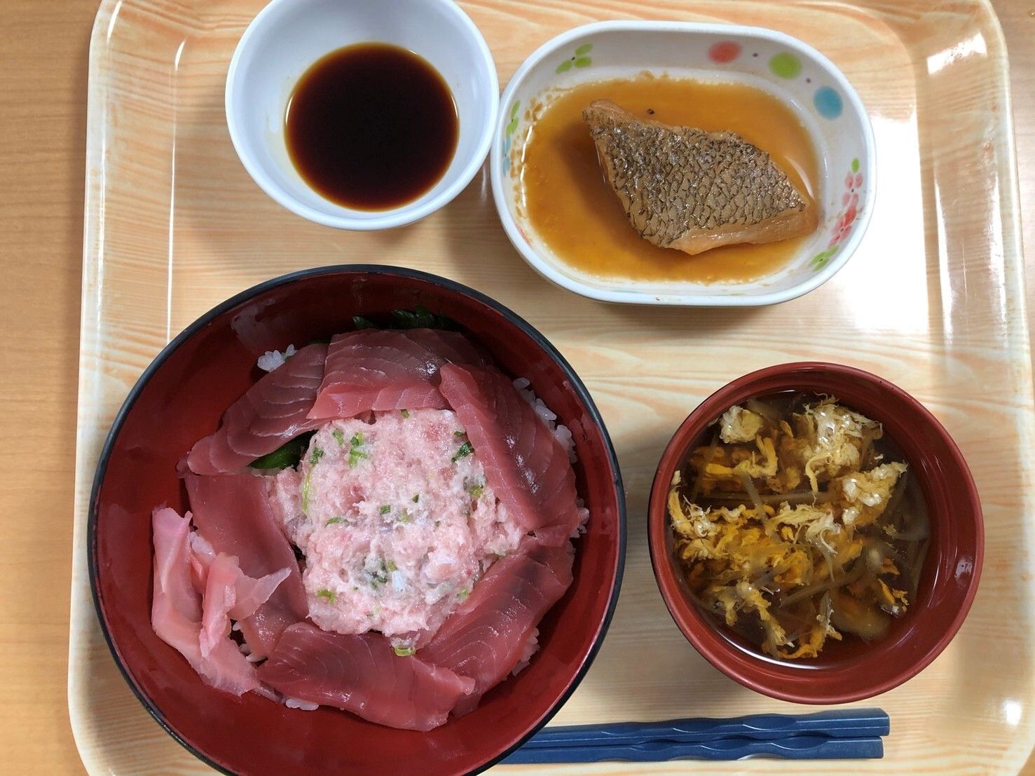 海鮮丼と煮魚とアラ汁