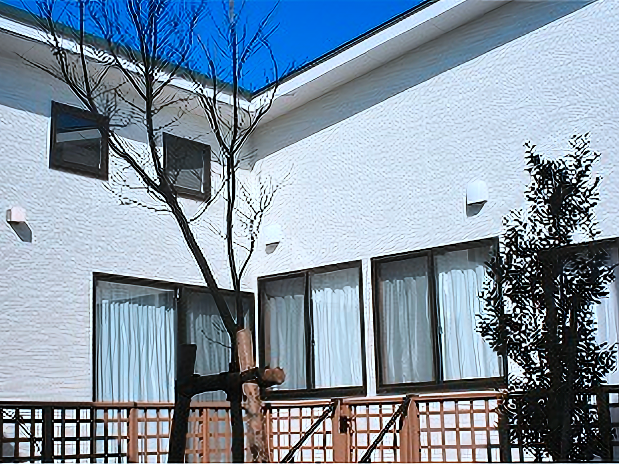 白壁の建物と緑の樹木