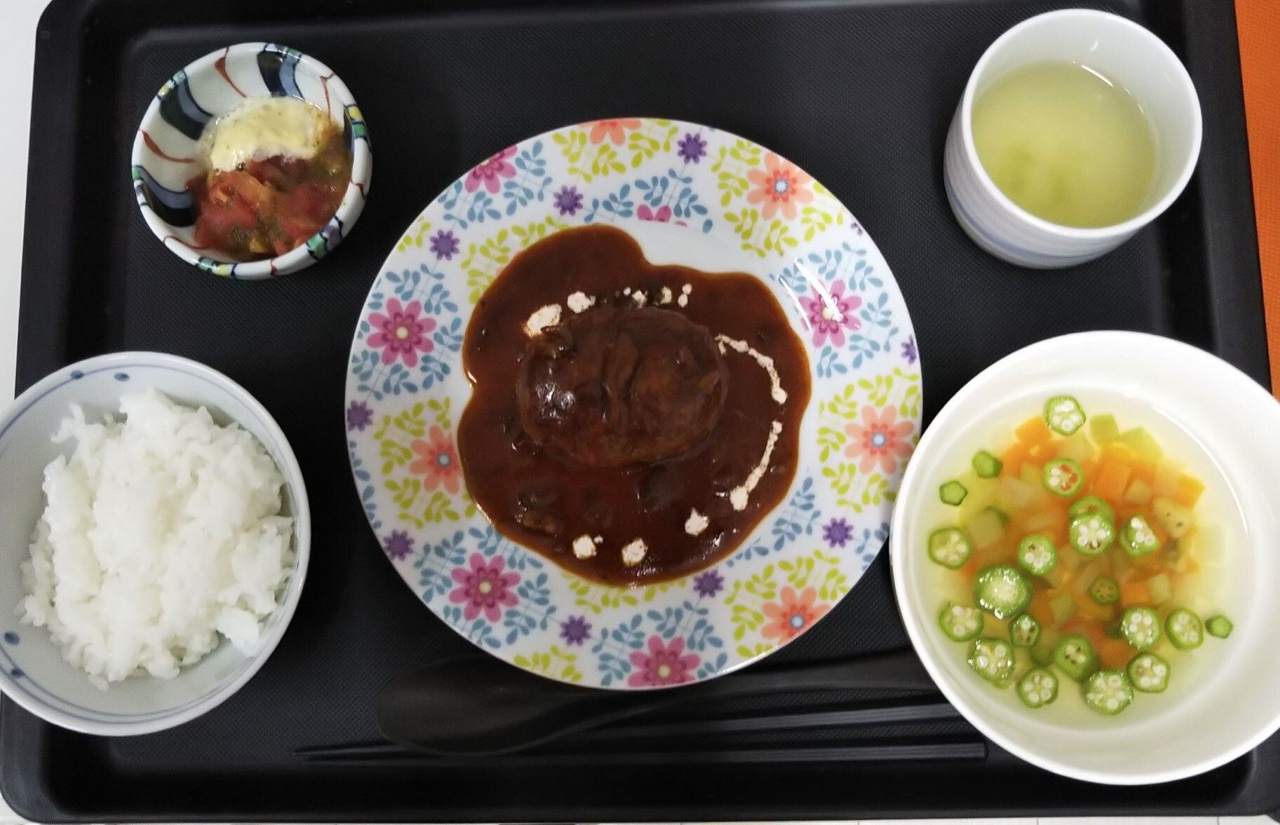 デミグラスハンバーグとコンソメスープとライスのセット