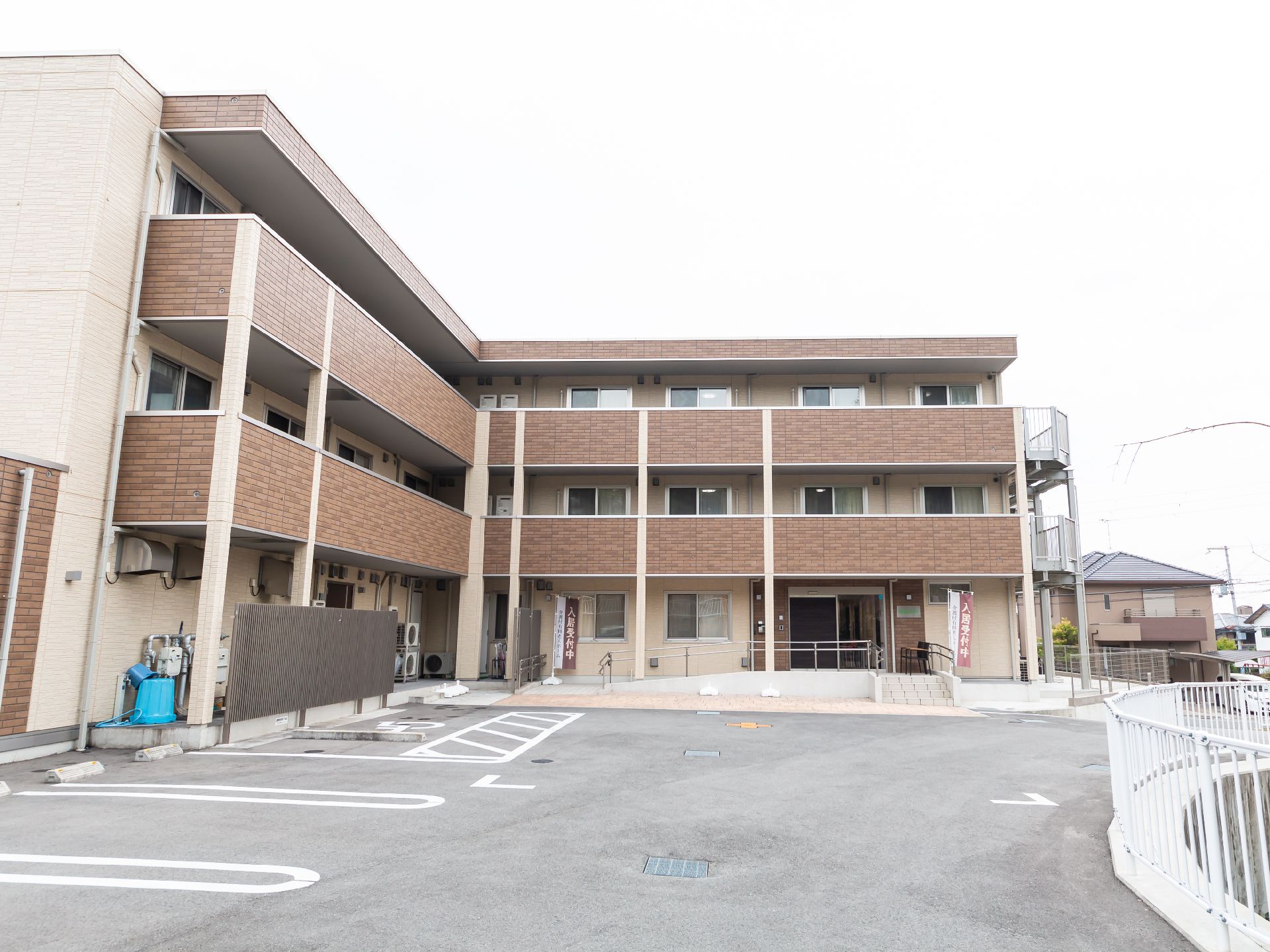 鉄骨造３階建ての建物の写真。プレザンメゾン宝塚山本の外観写真