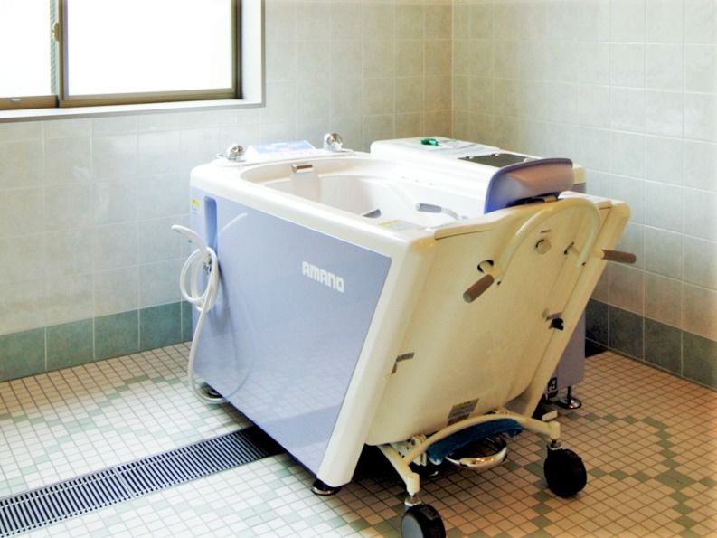 日当たりのいいタイル張りの浴室の中央には介護度の高い人用の機械浴が設置されている。