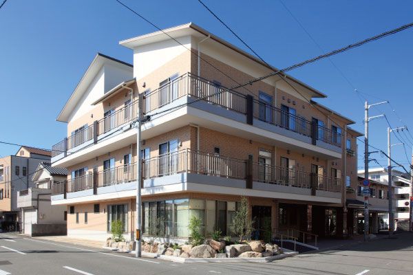 明るく広々とした建物外観