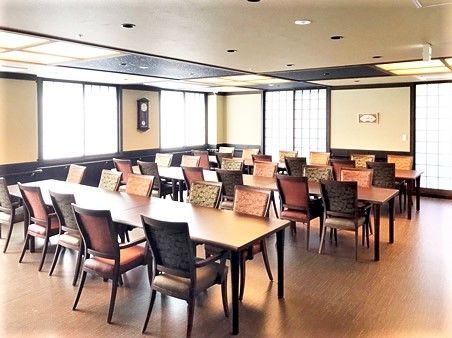 背もたれの高い椅子が設置された食堂は和の雰囲気。振り子時計が飾られている。