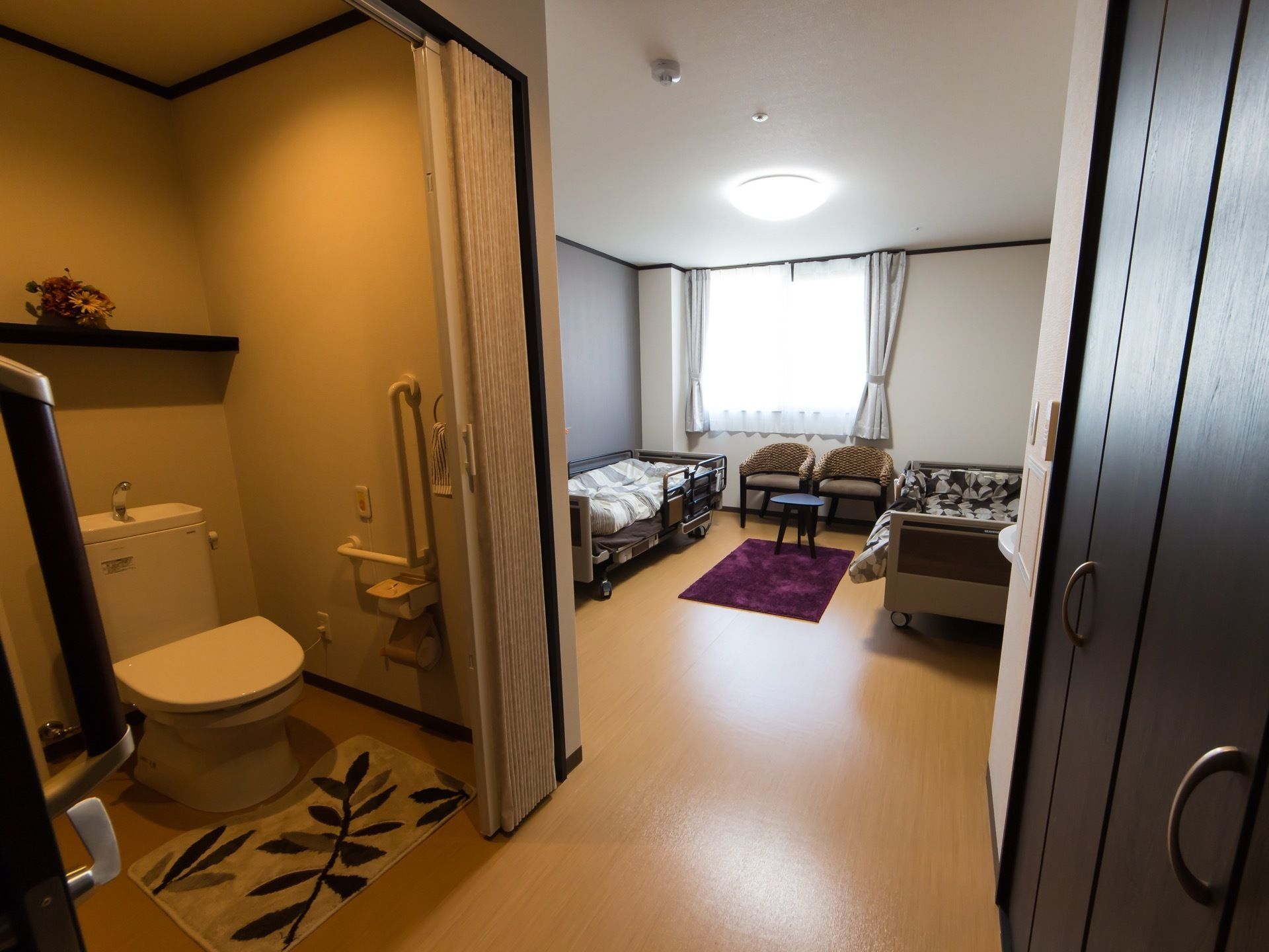 バリアフリーに配慮された部屋。居室の入口近くに備え付けられているトイレには、ナースコールが完備されている。