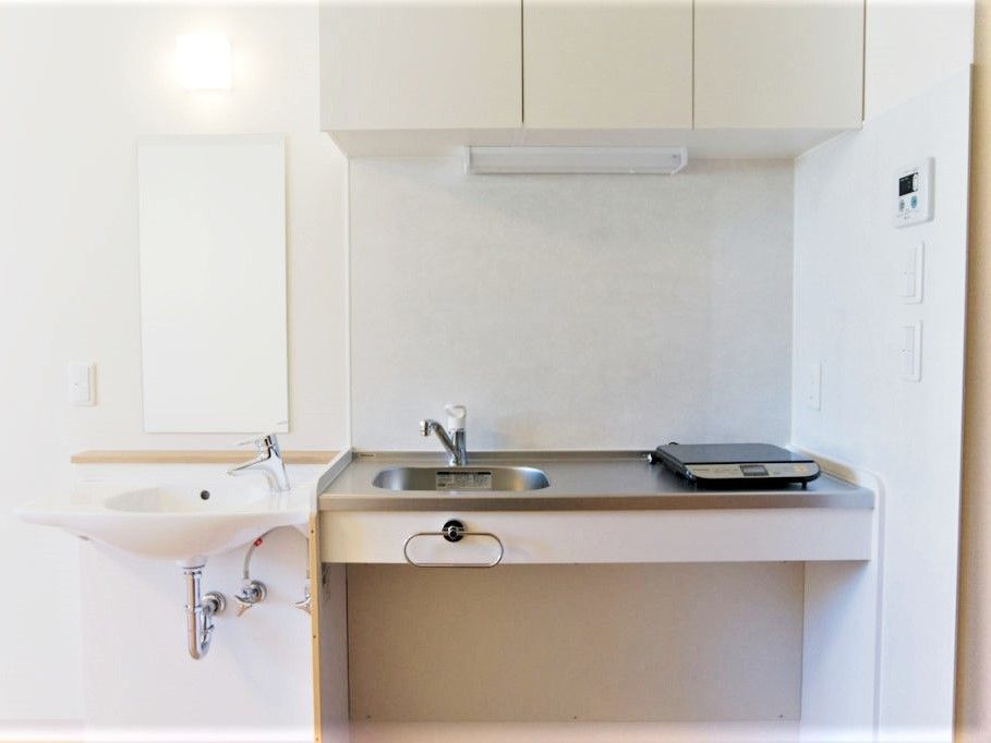 ミニキッチンがついた部屋の設備の写真。横に洗面台が取り付けられている