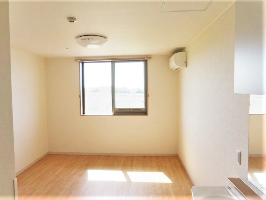 窓がついている施設内の居室の様子。二部屋あるタイプの居室