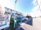 住宅街の明るい風景と自動販売機