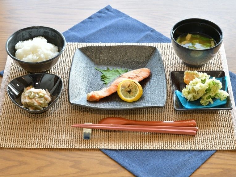 白いご飯にみそ汁、魚料理や天ぷら、煮物などボリューム満点の内容。