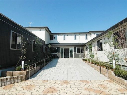 笑顔の高齢女性と女性ケアマネジャー