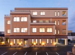温かみのある建物の外観