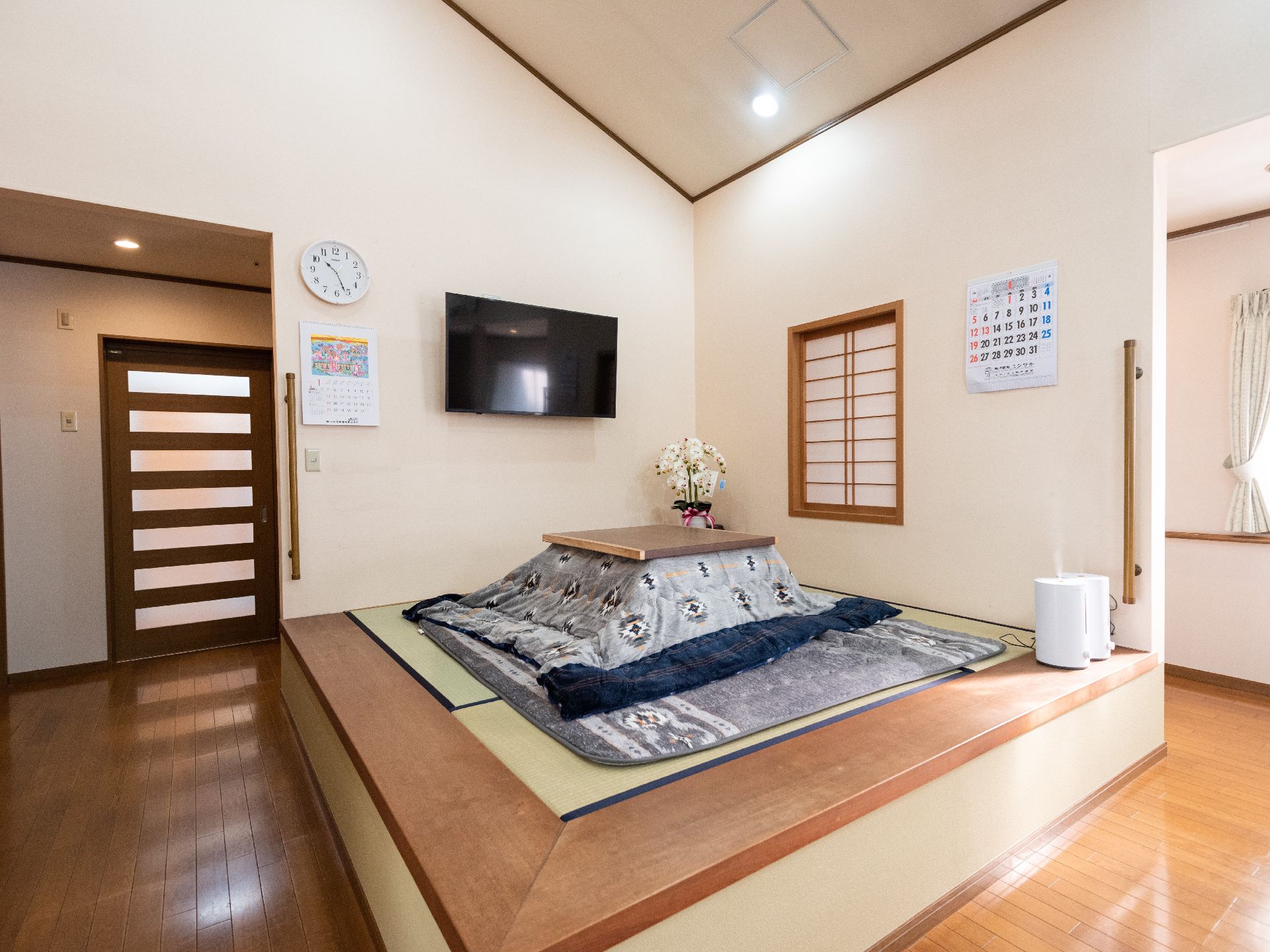 小上がりになっており、こたつやテレビが設置された畳敷きの休憩スペース