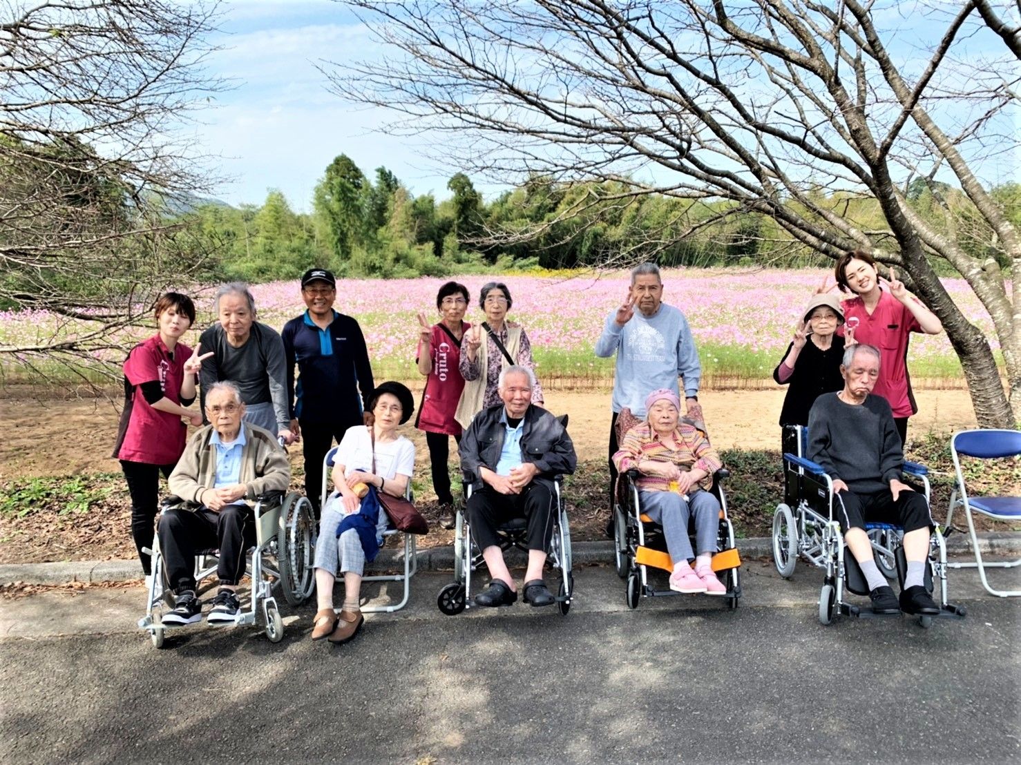 仲間と楽しく話している様子の高齢者夫婦2組。日当たりの良い場所で笑っている様子