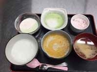 すべて液体・ペースト状にしてある施設の介護食の様子
