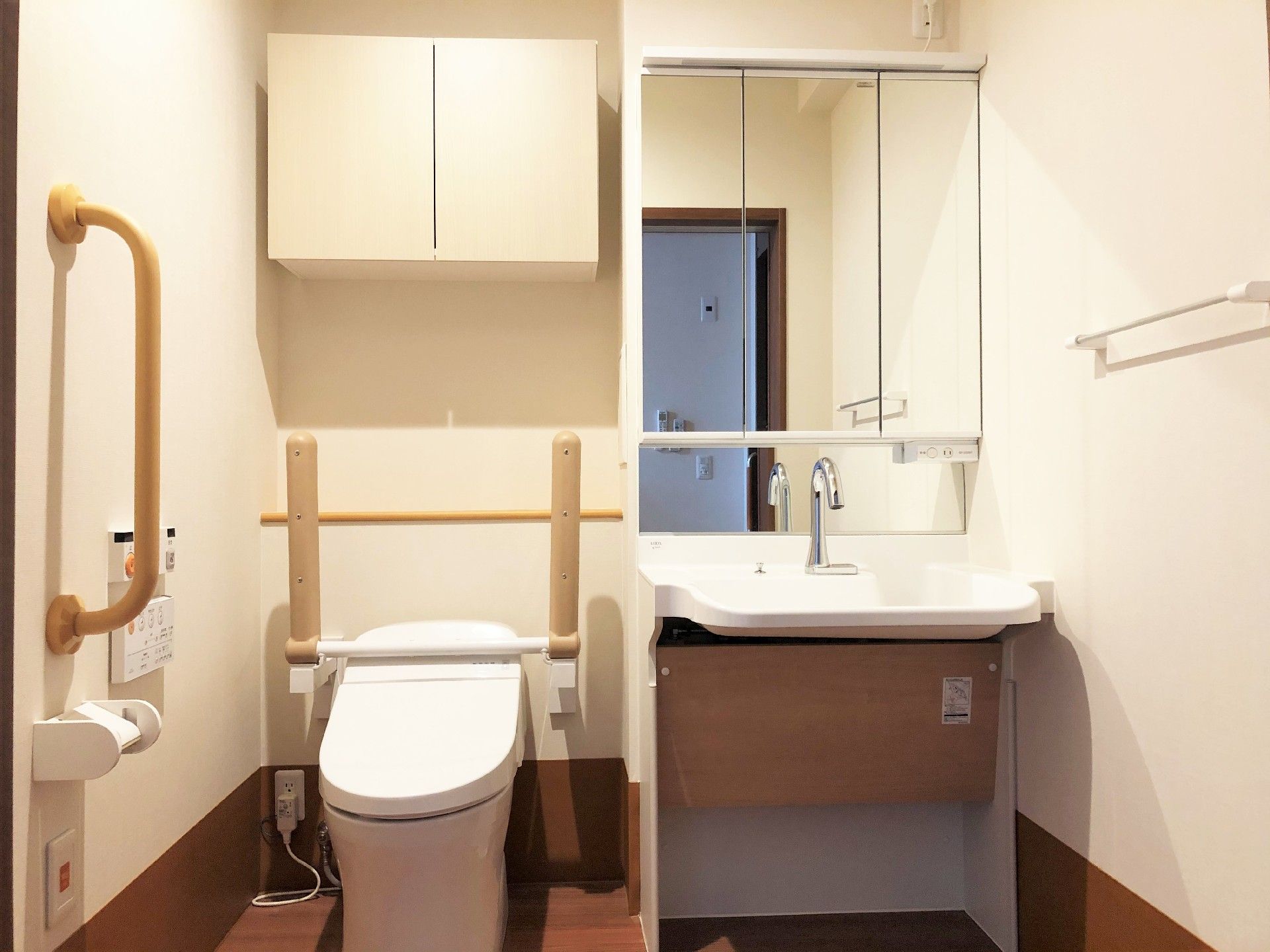 施設の居室内についている洗面台とトイレの様子。