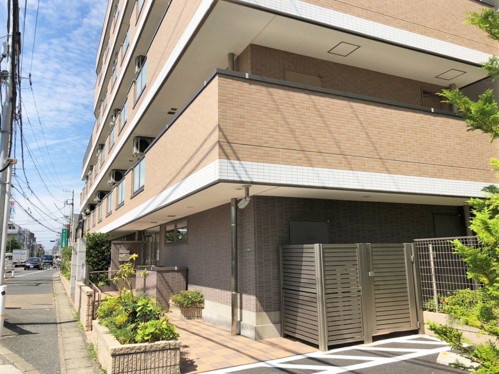 ファミリーホスピス二子玉川ハウスの外観。茶色に白いラインが入った壁の建物
