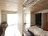 ベッドの部屋は、浴室が隣接している。ベッドの隣の部屋には、一人用の椅子が二脚とテーブルが置いてある。