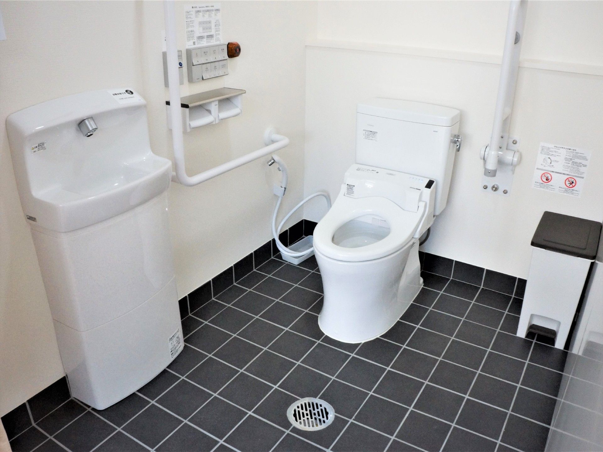 広いトイレには手すりや呼び出しボタンが設置され、ゴミ箱や手洗い場もある。