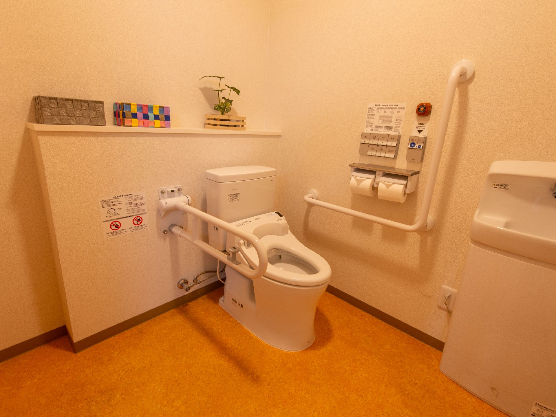 手すりが設置されているトイレ