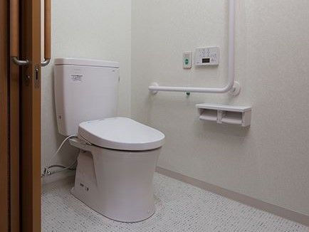 トイレは引き戸でエル字型の手すりや呼び出しボタンが付いている。