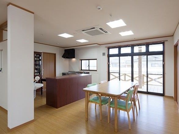 キッチン付きのダイニングスペースには4人掛けのテーブルがあり、バルコニーもついている。