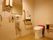 ブラウン系の色でまとめられた落ち着いたデザインのトイレである。壁には大きな鏡も付いている。手すりや緊急ボタンもあり安心。