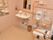 車椅子にも対応した多目的トイレには、手すりが配置されて、安全に使用できるようになっている。ベージュを基調にした、清潔感あふれる空間。