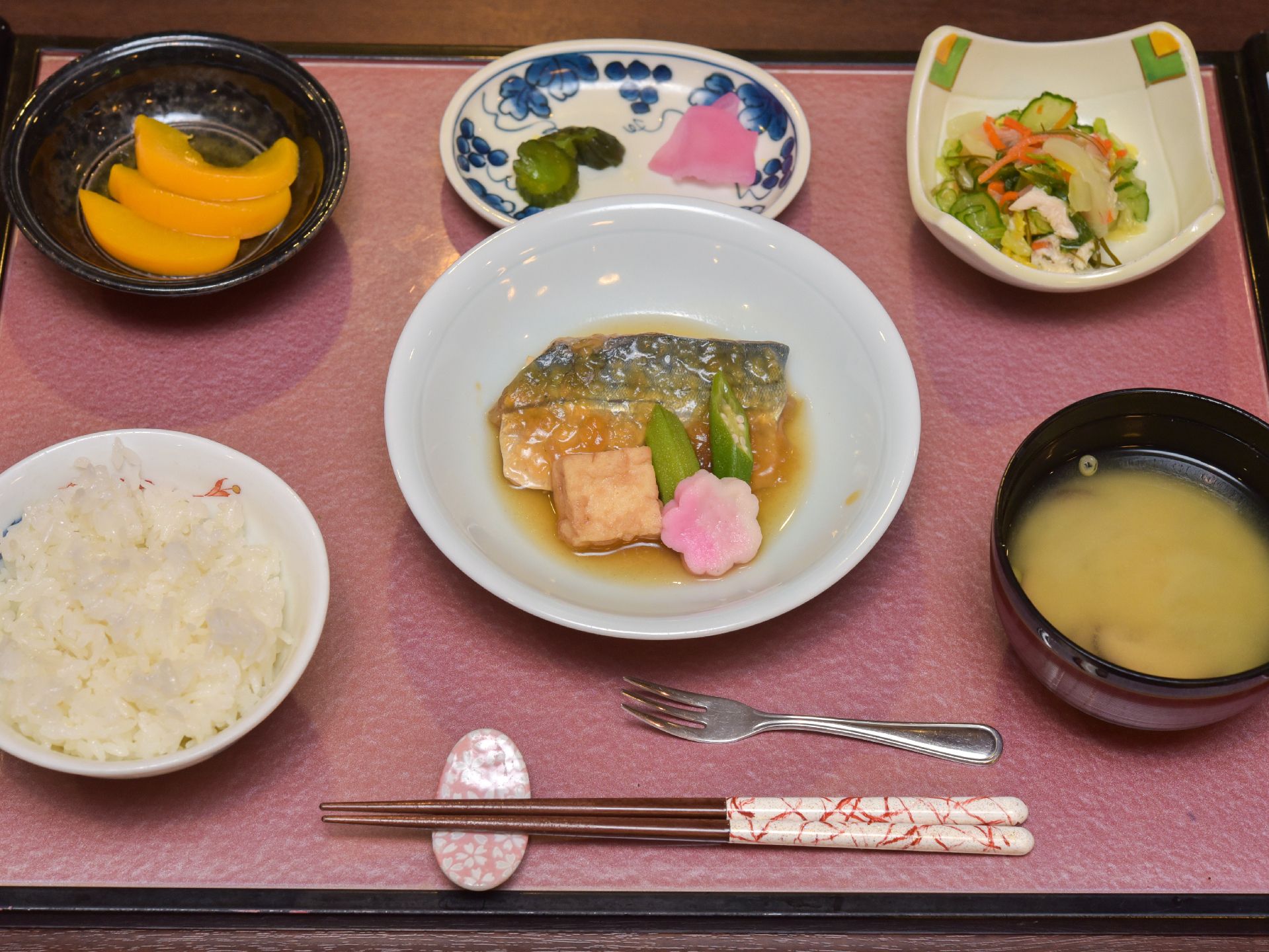 栄養バランスを考え、様々な食材を使用して食べやすいように調理された献立
