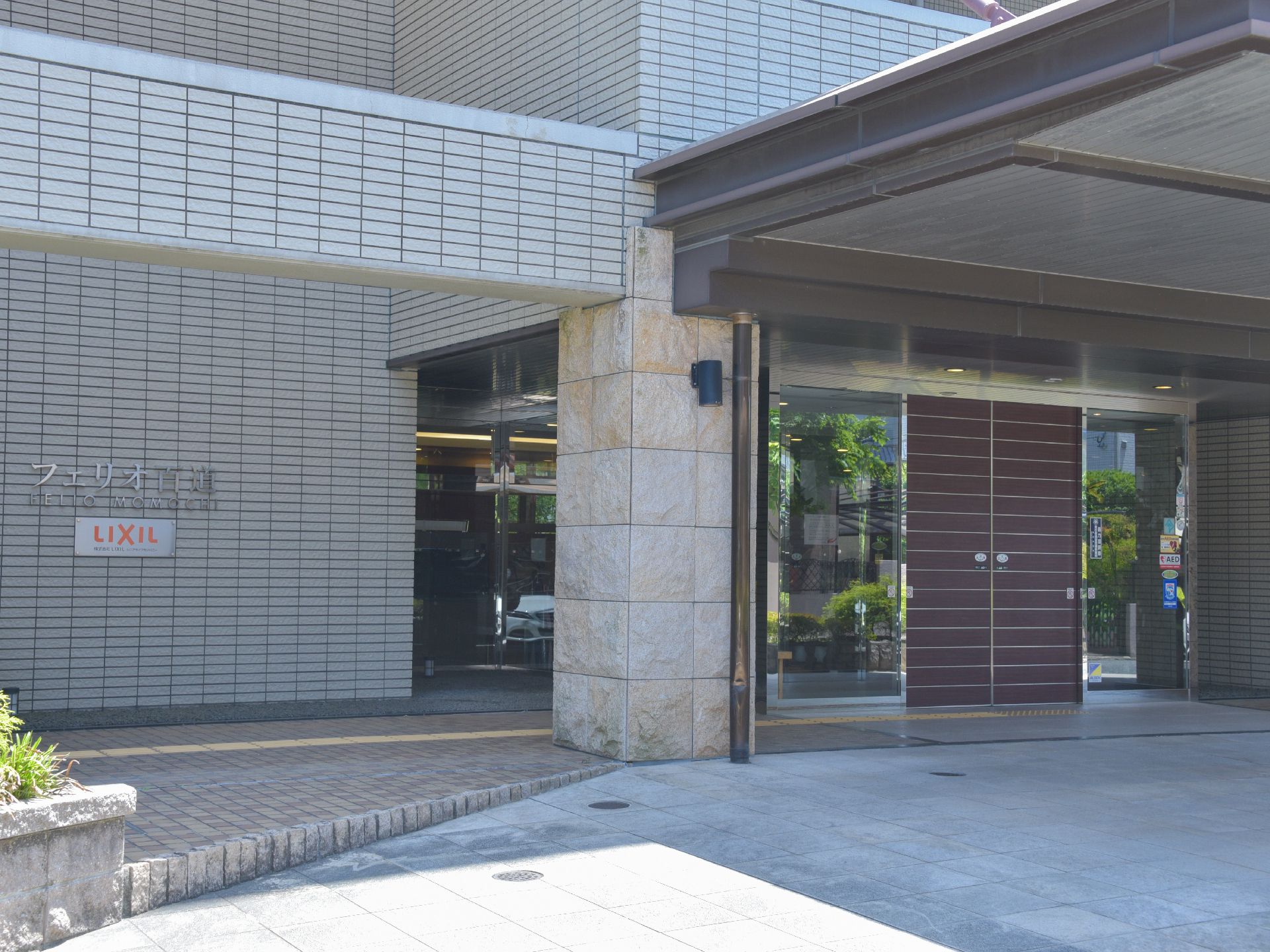 施設のエントランスを外から見た様子。近代的かつ都会的なデザインが特徴でドアの前に車を付けられる構造になっている。