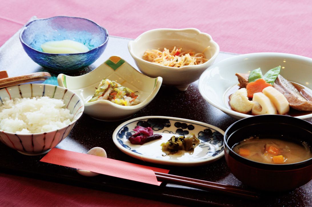 きんぴらと煮物やご飯と味噌汁が付いた和食