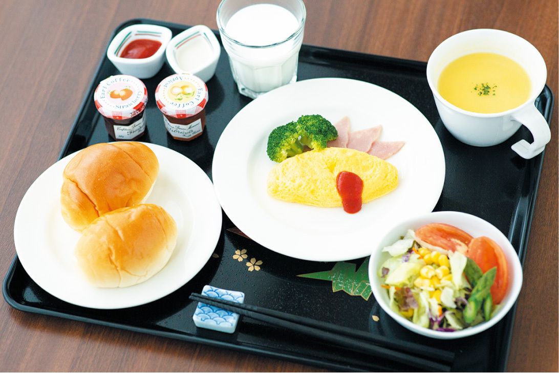 オムレツとパンとサラダ、コーンスープのセット