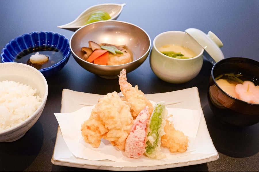 天ぷらの盛り合わせと茶碗蒸しと野菜の煮物のセット