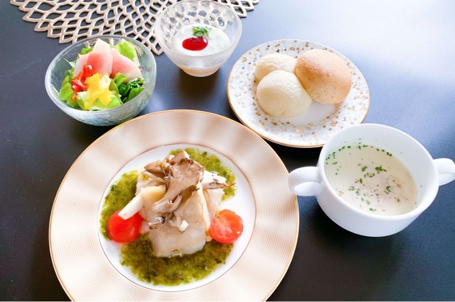 サラダとデザートが付いたパンとスープのセット
