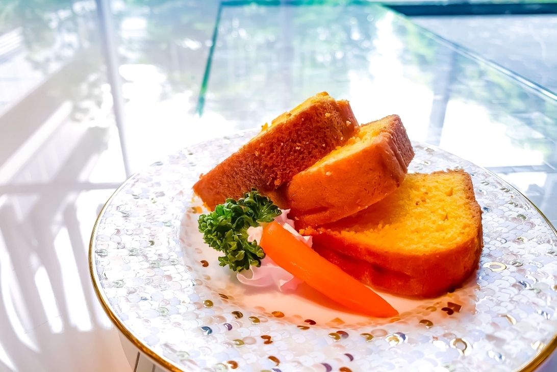 クリームを添えたパウンドケーキ