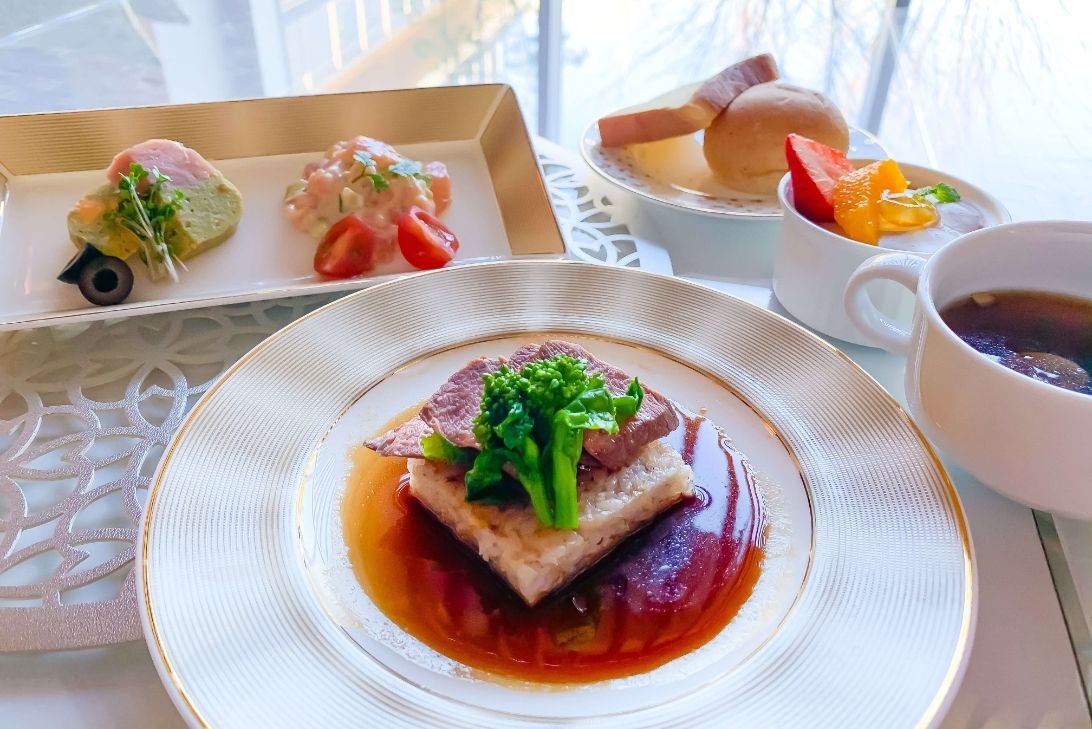 パンとスープとフルーツのデザートが付いた洋食